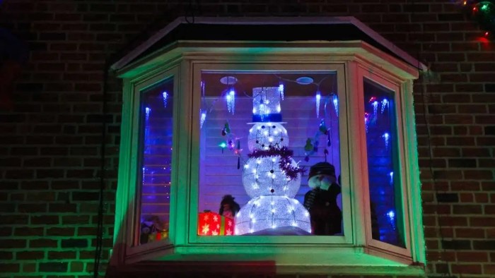 How to decorate christmas lights on windows