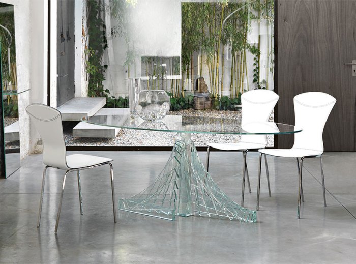 How to decorate a glass dining room table