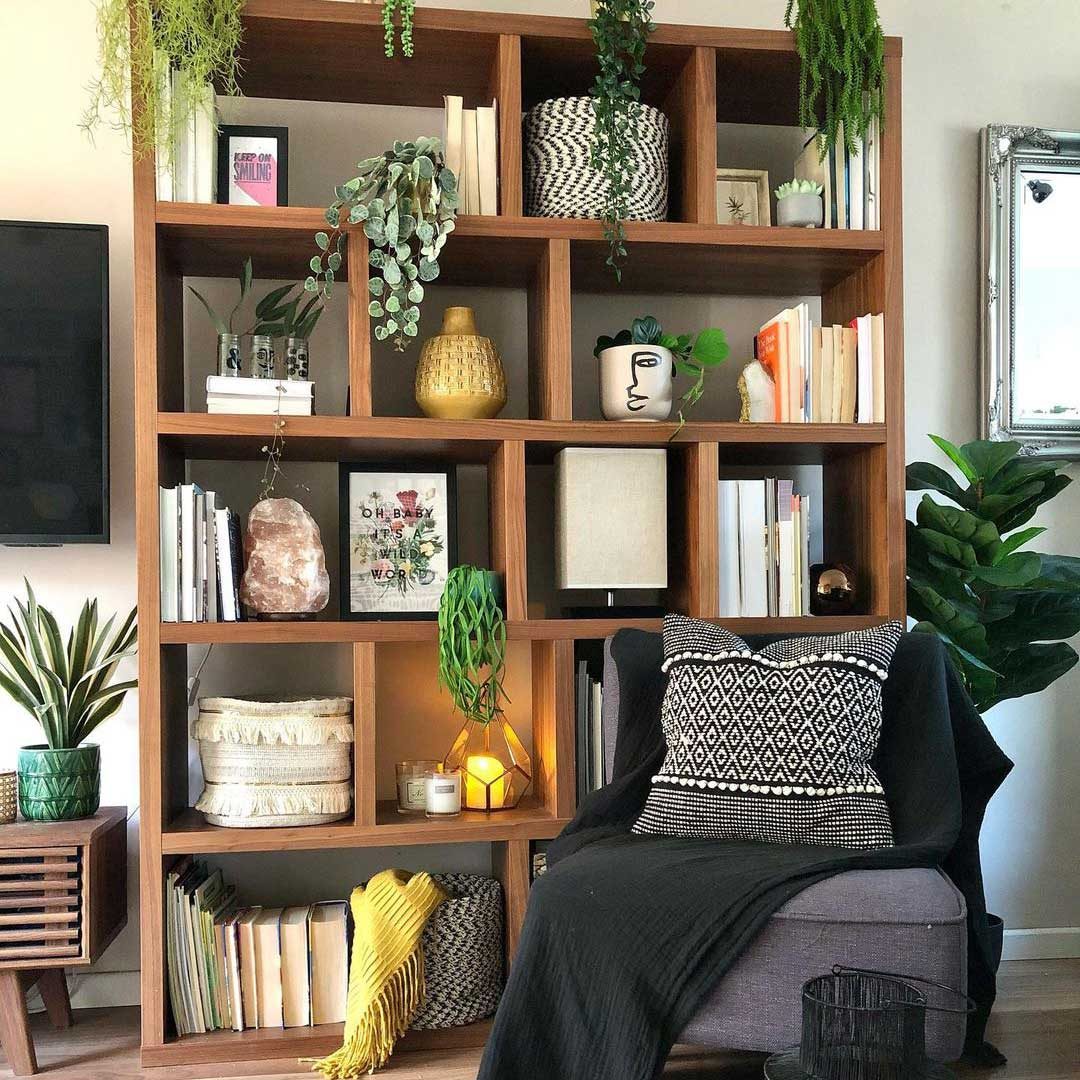 How to decorate a living room shelves