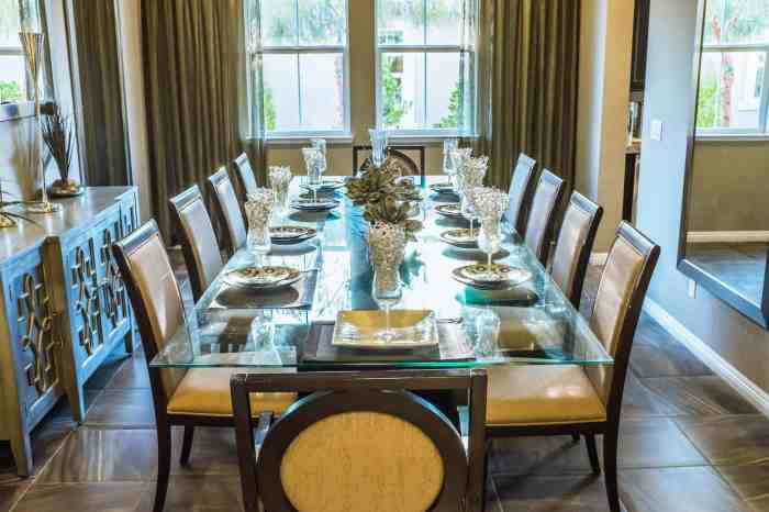 How to decorate a glass dining room table